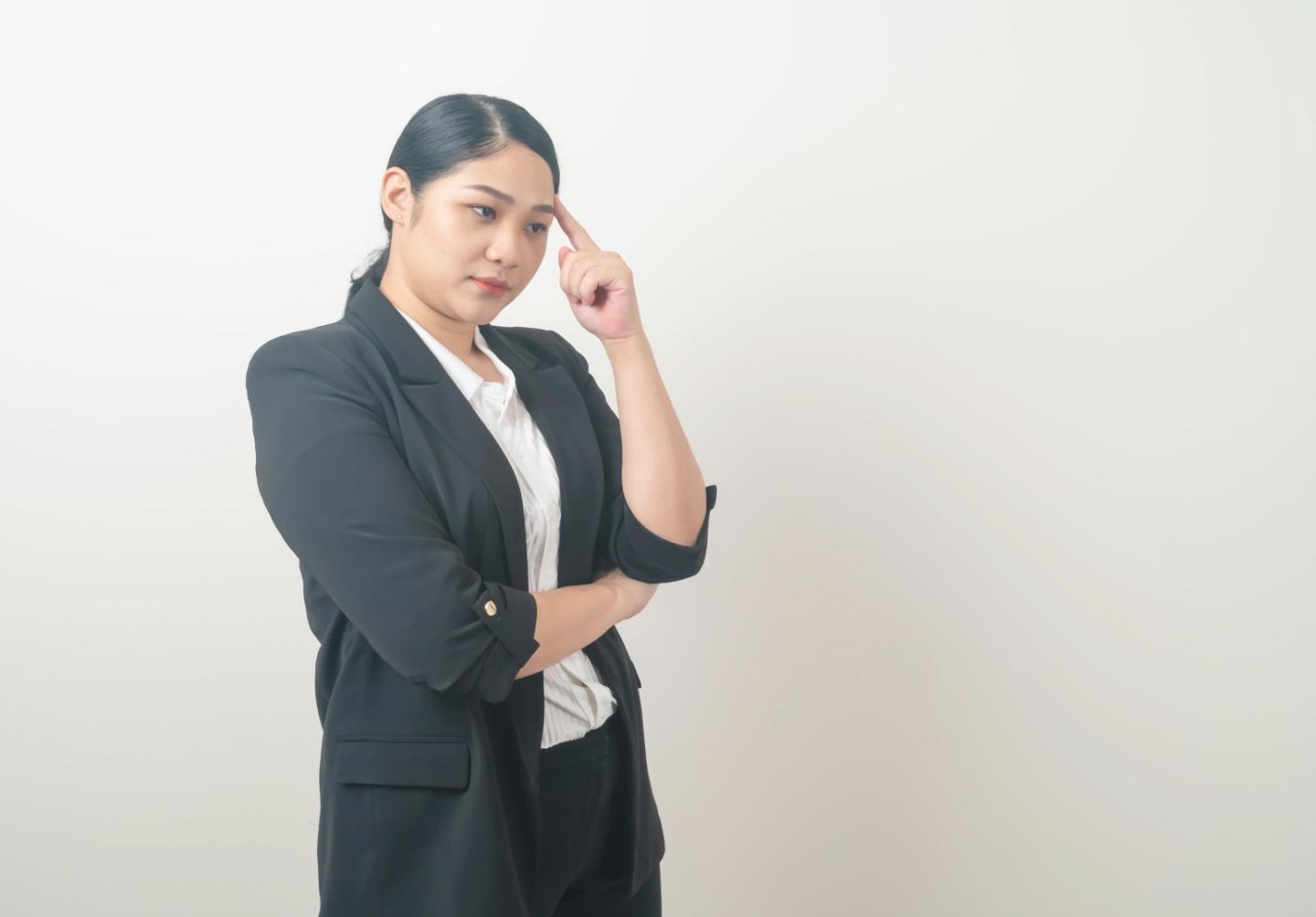 Hojas de cálculo con análisis financiero detallado y gráficos comparativos