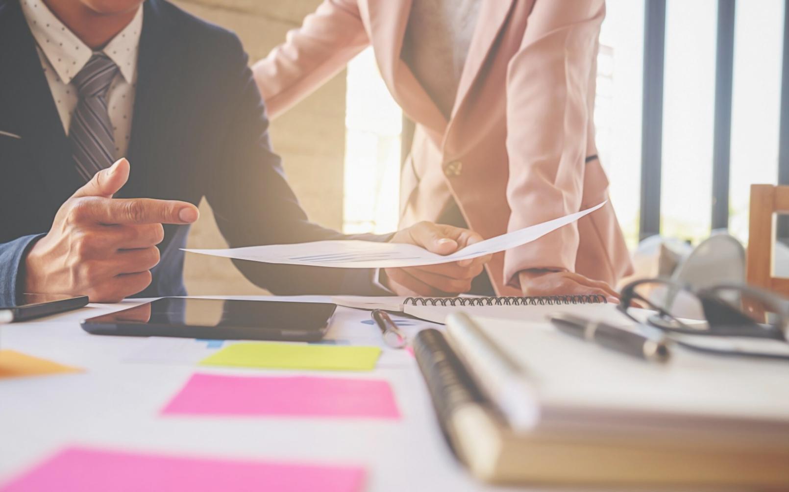 Material de análisis financiero sobre mesa de trabajo