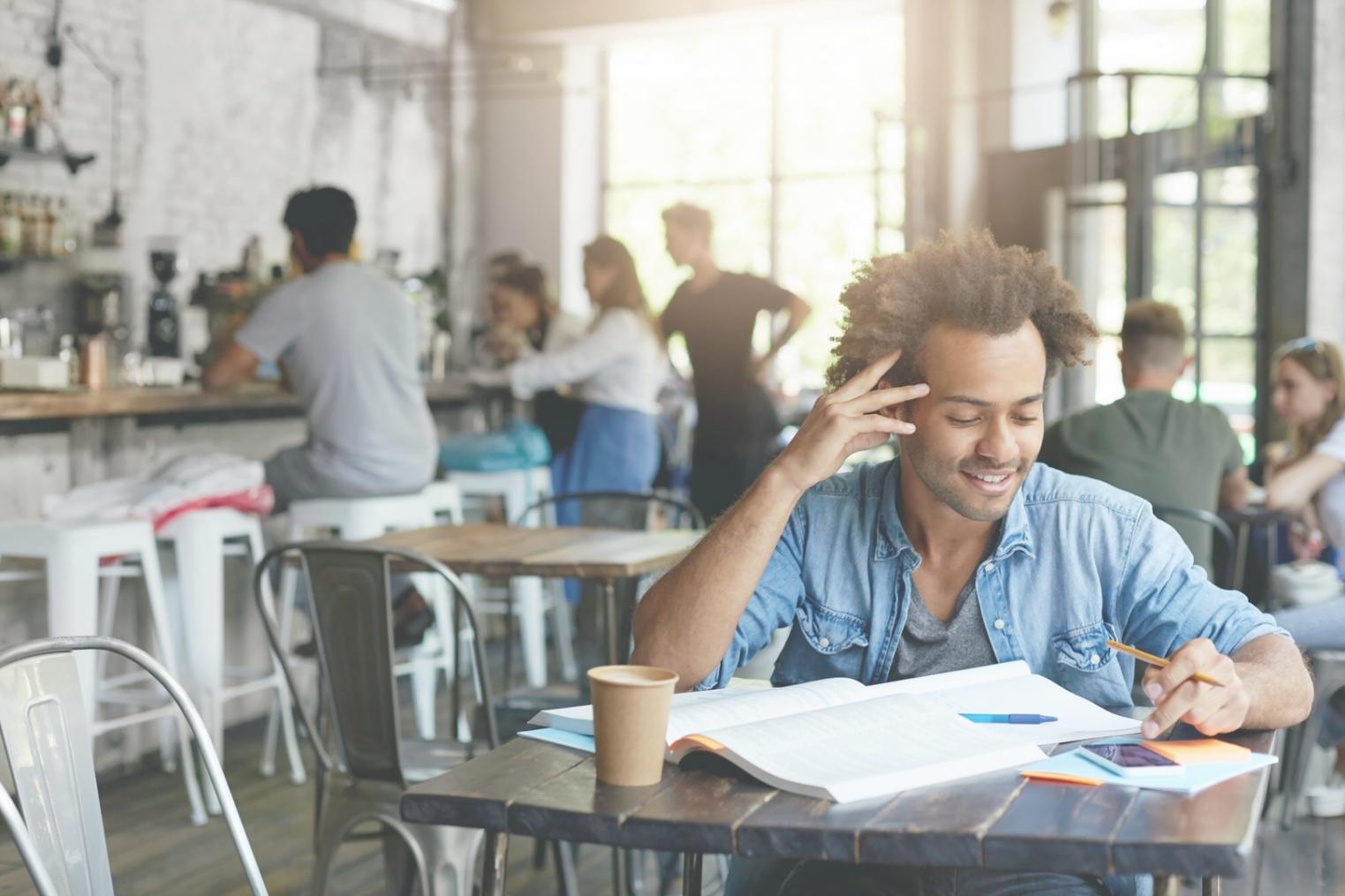 Estudiantes aprendiendo conceptos financieros en sesión práctica